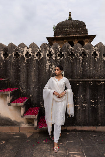 WHITE KURTA SET WITH CHIKANKARI AND BANARASI BUTTI | SAADGI